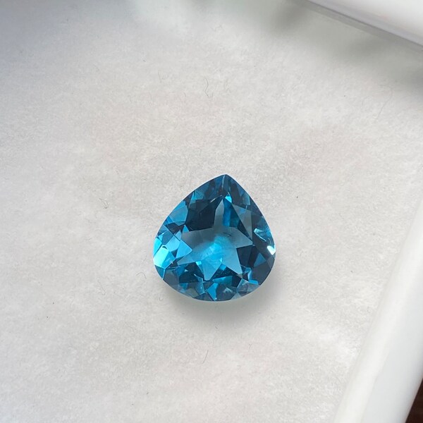Topaze bleue de Londres de qualité étonnante naturelle à facettes 3.41 carats 10x9.5 MM en forme de coeur taille brillante pierres précieuses en gros