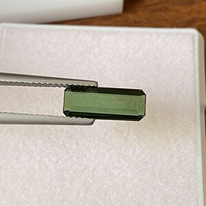 Natürliche Grüne Farbe Turmalin Facettiert 2.37 Karat 12.7 x 5 MM Baguette Form Edelstein
