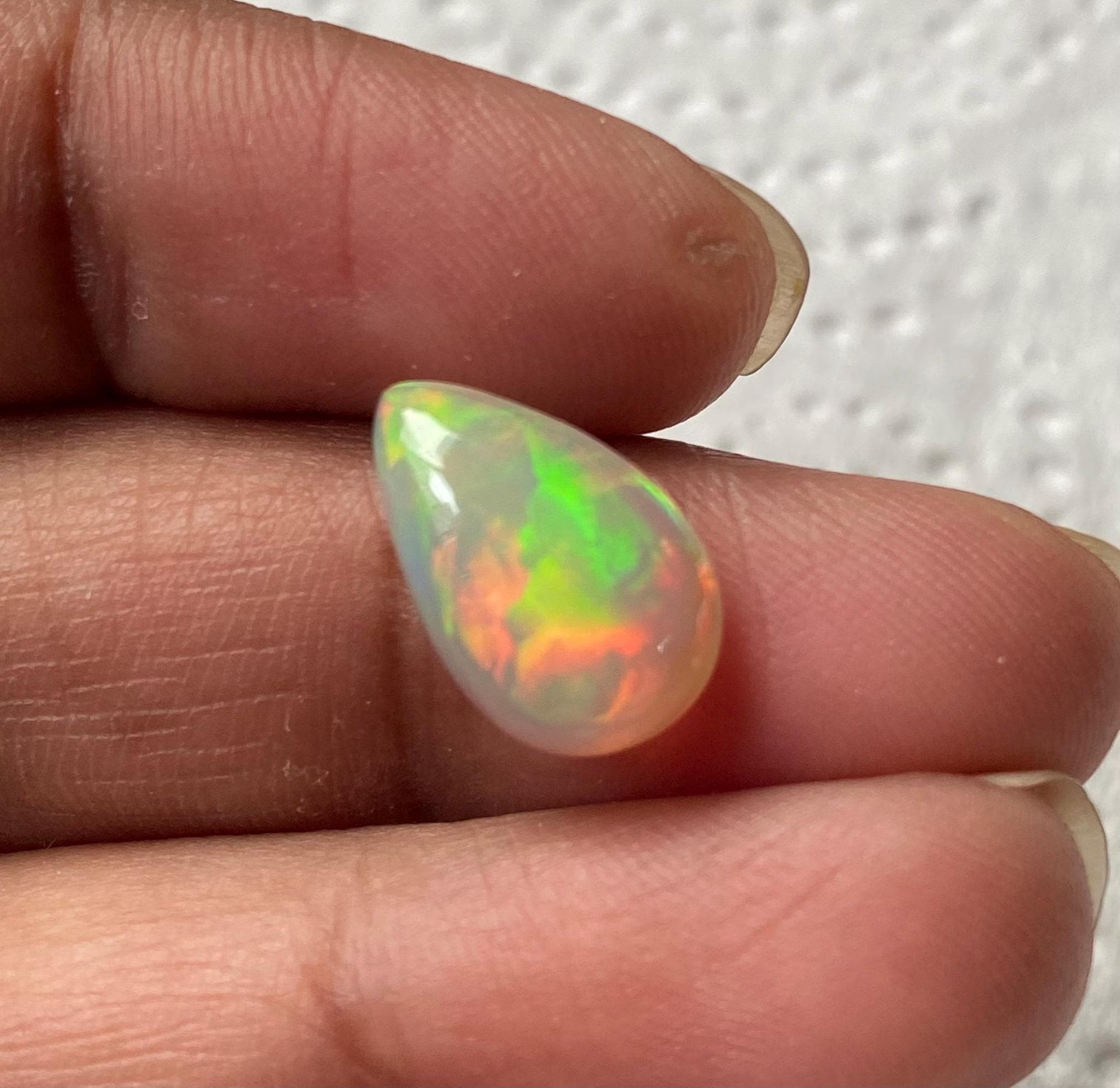 Opale Blanche Multicolore Naturelle D'Éthiopie - 4,49 Carats, Non Traitée (16,3 X 11 Mm)