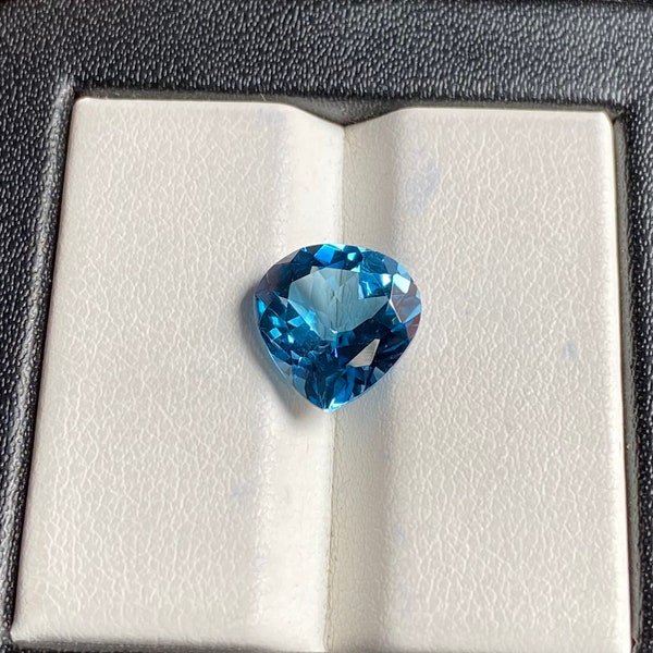 Topaze bleue suisse de qualité incroyable naturelle à facettes 3.94 carats 10x10 MM en forme de coeur taille brillante pierres précieuses en gros