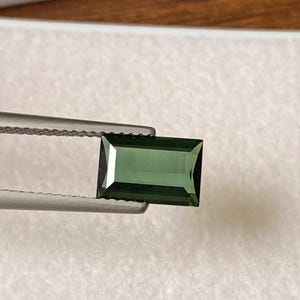 Natürliche Grüne Farbe Turmalin Facettiert 1.76 Karat 9 x 6 MM Baguette Form Edelstein