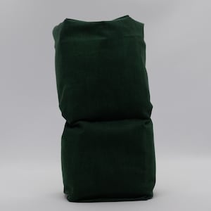 Puede incluir: Dos cojines de tela verde oscuro apilados uno encima del otro.
