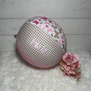 Luftballonhülle mit Name bestickt, verschiedene Muster, personalisiert, Ball, Mitbringsel, Geburtstagsgeschenk, Geschwistergeschenk Rosa/Schmetterlinge