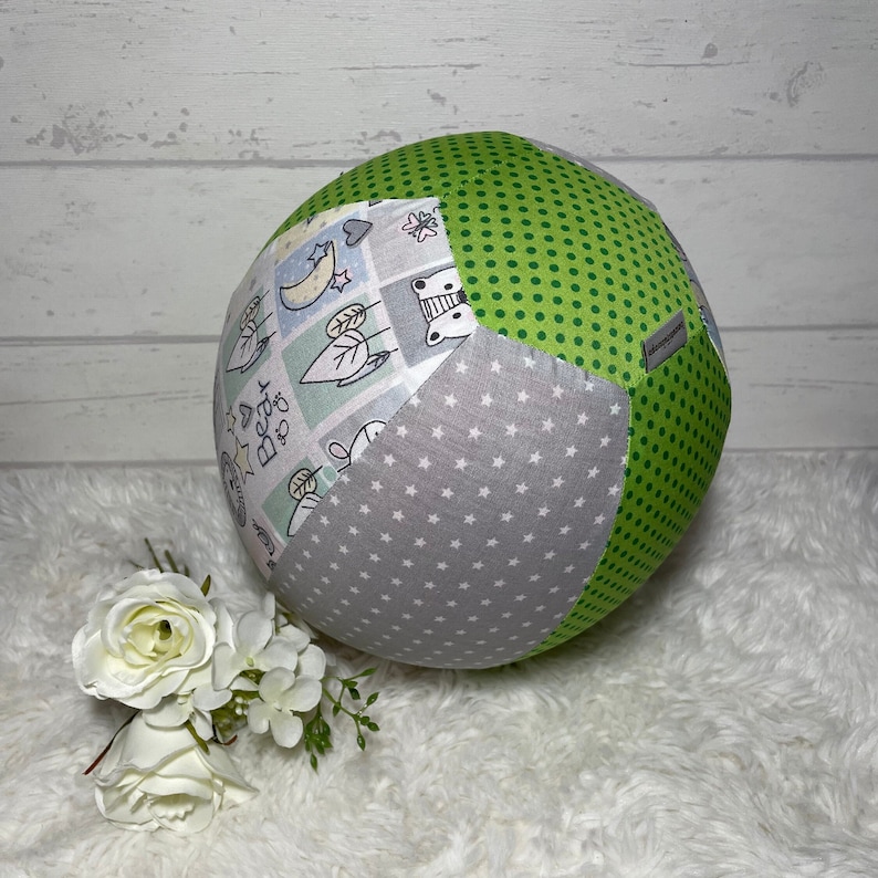 Luftballonhülle mit Name bestickt, verschiedene Muster, personalisiert, Ball, Mitbringsel, Geburtstagsgeschenk, Geschwistergeschenk Grün/Grau/Tiere