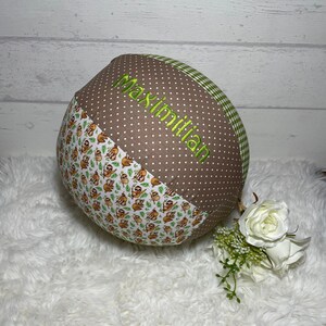 Luftballonhülle mit Name bestickt, verschiedene Muster, personalisiert, Ball, Mitbringsel, Geburtstagsgeschenk, Geschwistergeschenk Grün/Braun/Faultiere