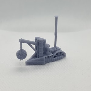 Puede incluir: Un modelo 3D impreso en gris de un arma de asedio de estilo steampunk con una bola con púas en una cadena. El arma tiene una chimenea alta y una rueda en el lateral.