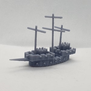 Puede incluir: Un modelo de barco medieval impreso en 3D de color gris, con un mástil alto y varias velas. El barco tiene una proa puntiaguda y una cubierta elevada con una estructura de castillo.