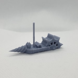 Puede incluir: Un modelo de barco impreso en 3D de color gris, con una rueda de paletas y una proa en forma de espiral.