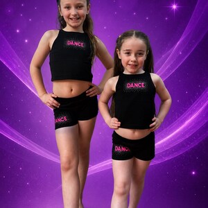 Conjunto de entrenamiento de baile para niñas, top corto y shorts, rosa neón con diamantes.