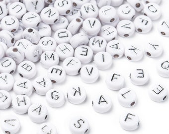 300 perles Alphabet blanc écriture argentée 7mm