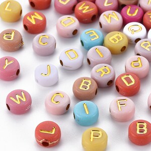 300 contas de alfabeto multicoloridas com escrita dourada de 7 mm