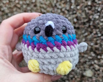 Handgefertigtes Tauben-Plüschtier, niedliches molliges Vogel-Stofftier, gehäkelte Amigurumi-Taube, lustiger Schreibtisch-Buddy, UKCA-getestetes Geschenk für Vogelliebhaber