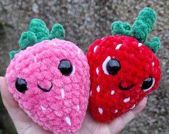 Lindo peluche de fresa de crochet: hecho a mano, certificado por UKCA, regalo colorido.