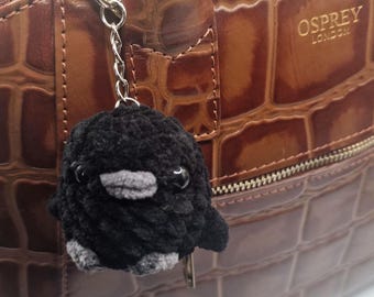 Llavero de cuervo – Llavero de cuervo de ganchillo hecho a mano – Abalorio de bolso de cuervo amigurumi – Bonito llavero de pájaro gótico