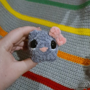 Viral TikTok Sad Hamster Häkel Kuscheltier oder Schlüsselanhänger Plüschtier Meme mit Pink Schleife Grey Pink Nose