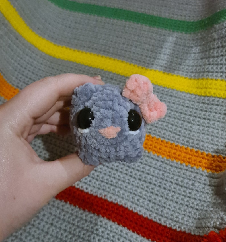 Viral TikTok Sad Hamster Häkel Kuscheltier oder Schlüsselanhänger Plüschtier Meme mit Pink Schleife Grey Pink Nose