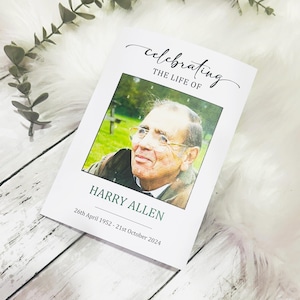 Könnte beinhalten: Eine weiße Trauerkarte mit einem Schwarzweißfoto eines Mannes mit Brille. Die Karte lautet "Feier des Lebens von Harry Allen 26. April 1952 - 21. Oktober 2024".