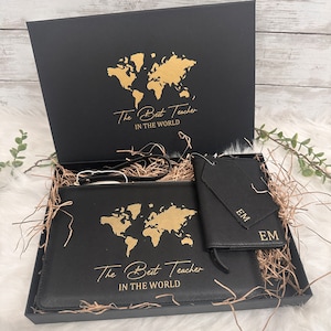 Best In The World 4PC Personalised Travel Gift Set, Gift For Teacher, Passport Holder & Luggage Tag, Travel Wallet, Teacher, mum gift