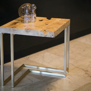 Mesa auxiliar de madera maciza, mesa de centro de madera Mapa Burl y latón satinado, mesa auxiliar para sala de estar, mesita de noche de madera, día de San Valentín, regalo para el hogar
