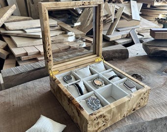 Scatola portaorologi artigianale in legno di radica di mappa, espositore per 9 orologi, con coperchio in vetro e organizer.