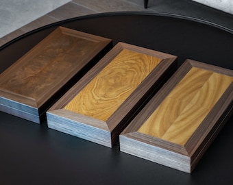 Handgemaakte walnotenbackgammonset: houten bord met piramidepatroon