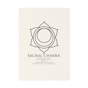 Op de afbeelding: Een zwart-witte illustratie van de sacrale chakra, een symbool van creativiteit en verbinding. De tekst eronder luidt "SACRAL CHAKRA", "CONNECTION TO SELF AND THROUGH SELF TO SOURCE" en "CONNECTION TO EACH AND EVERYONE THROUGH A SACRED LENS."