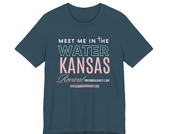 Camiseta "Meet Me in the Water" de Kansas / Camiseta con tipografía del estado, diseño rosa aguamarina.