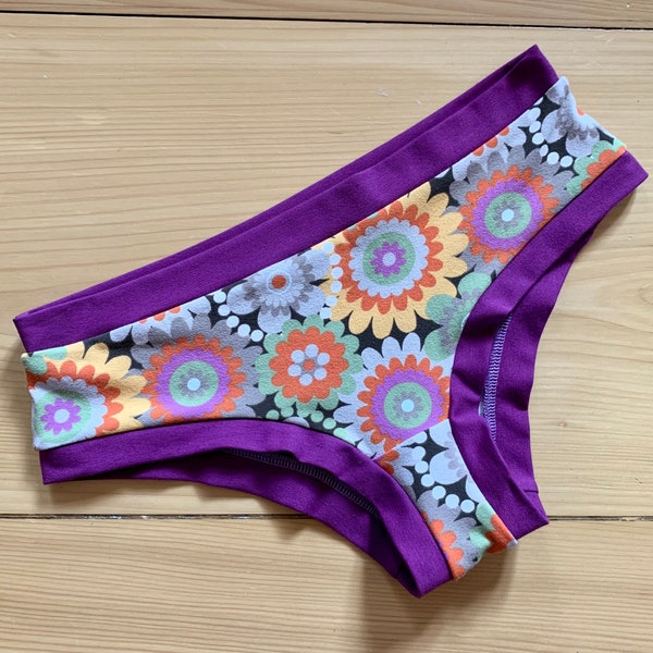 Anna Pole Pants mit Retro-Blumenmuster und violetten Bündchen