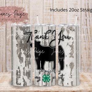 Könnte beinhalten: Ein 20 Unzen Tumbler-Design mit einem weißen Holzmaserungshintergrund und schwarzem Text, der "Danke" lautet. Eine schwarze Silhouette einer Kuh befindet sich in der Mitte des Designs. Die Kuh steht auf einem grünen 4-H-Kleeblatt. Der Tumbler ist für ein 4-H-Projekt.