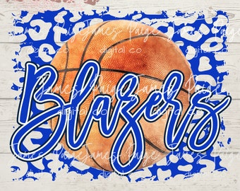 Puede incluir: Una pelota de baloncesto azul y blanca con la palabra "Blazers" escrita en cursiva azul encima. La pelota de baloncesto está sobre un fondo de estampado de leopardo azul y blanco.