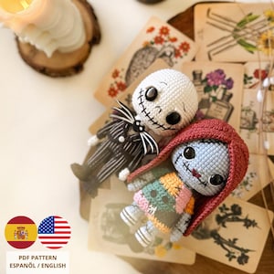 Può includere: Bambole all'uncinetto di Jack Skellington e Sally da The Nightmare Before Christmas. Jack indossa un abito a righe bianche e nere, e Sally ha un vestito patchwork e capelli rossi. Le bambole sono fatte a mano e su carta in stile vintage.