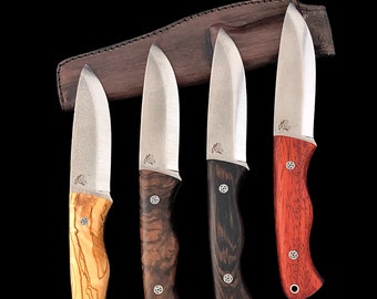 Cuchillo de supervivencia artesanal de acero N690 – Filo escandinavo, mango de nogal, funda de cuero.