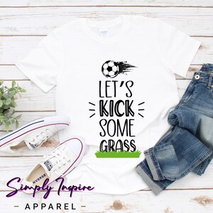 Koszulka piłkarska • Koszulka piłkarza • Zabawna koszulka piłkarska • Koszulka Let's Kick Some Grass • Koszulka trenera piłki nożnej • Koszulka piłkarskich mam • Koszulka piłkarskich tatusiów