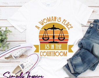 Anwaltsshirt\ Courtroom Shirt\ A Woman es Place Is In the Courtroom Shirt\ Law School Grad\ Law School Graduation Gift