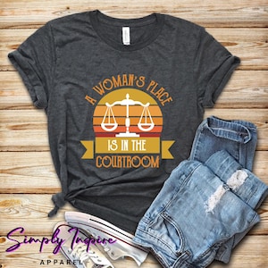Anwaltsshirt\ Courtroom Shirt\ A Woman es Place Is In the Courtroom Shirt\ Law School Grad\ Law School Graduation Gift