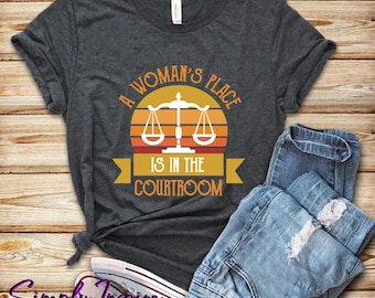 Anwaltsshirt\ Courtroom Shirt\ A Woman es Place Is In the Courtroom Shirt\ Law School Grad\ Law School Graduation Gift
