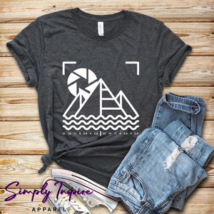 Fotograaf Shirt - Aperture Adventure Photography Tee - Cadeau voor Camera Lovers - Camera Geschenken - Fotografie Unisex Tee