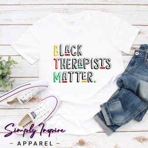 Therapeut Shirt \ Black Therapists Matter Shirt \ Zwart en opgeleid therapeut shirt \ Cadeau voor therapeut \ Black Empowerment \ Hoodies \ Tank Top