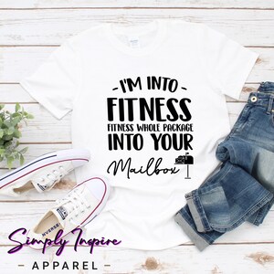 Camisa de trabajador postal • I&#39;m Into Fitness, Fitness Paquete completo en su buzón camiseta • Regalo de cartero • Camisa de cartero • Sudaderas con capucha