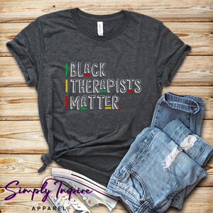Therapeut Shirt \ Black Therapists Matter Shirt \ Zwart en opgeleid therapeut shirt \ Cadeau voor therapeut \ Black Empowerment \ Hoodies \ Tank Top