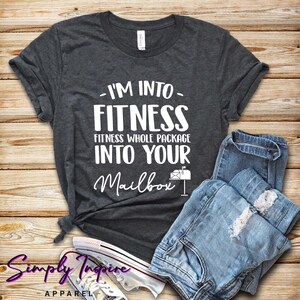 Camisa de trabajador postal • I&#39;m Into Fitness, Fitness Paquete completo en su buzón camiseta • Regalo de cartero • Camisa de cartero • Sudaderas con capucha
