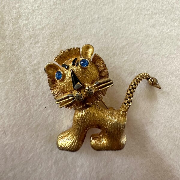 ON SALE 1960s Lisner Lion Brooch