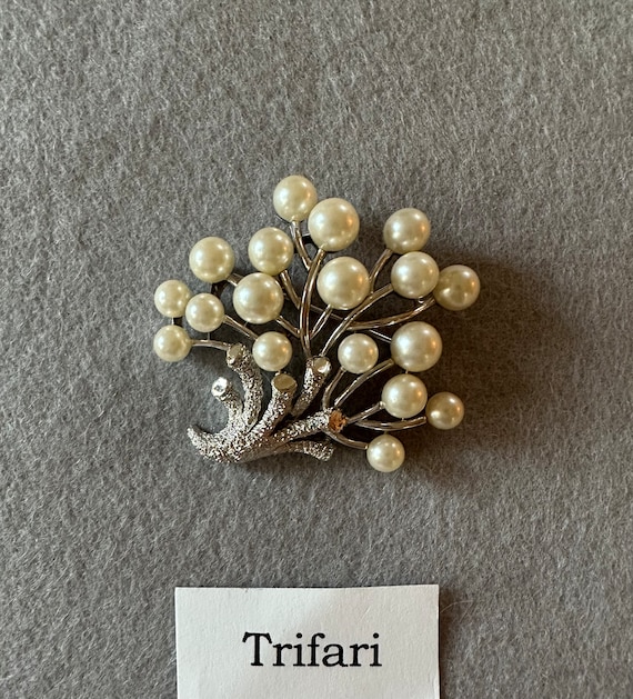 Vintage Crown Trifari Brooch and Earrings Set - image 10