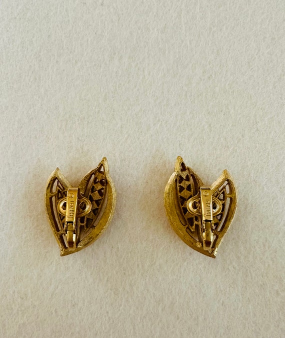 1960s Crown Trifari Clip On Earrings - image 8