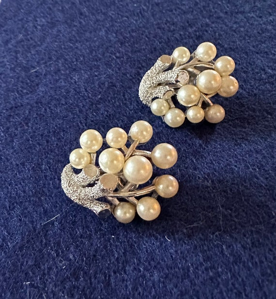 Vintage Crown Trifari Brooch and Earrings Set - image 7