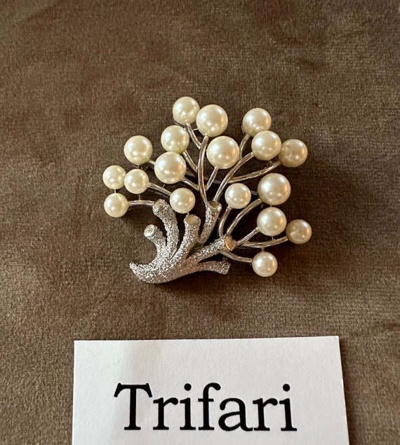 Vintage Crown Trifari Brooch and Earrings Set - image 5