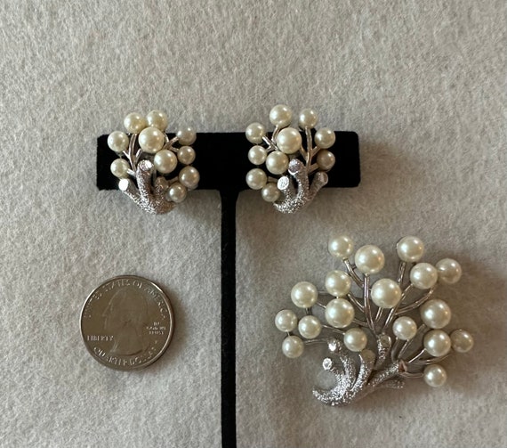 Vintage Crown Trifari Brooch and Earrings Set - image 4