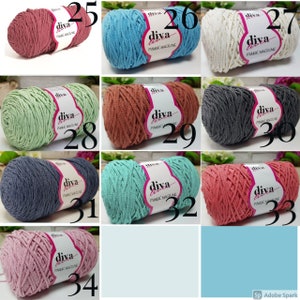 Pu&ograve; includere: Una collezione di 10 gomitoli di filo in vari colori, tra cui rosa, blu, verde, marrone, grigio e bianco. Ogni gomitolo ha un'etichetta che dice "diva" e "pamuk makrome", che in turco significa "macram&egrave; di cotone".
