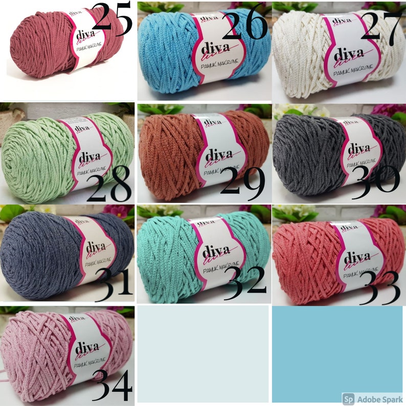 Pu&ograve; includere: Una collezione di 10 gomitoli di filo in vari colori, tra cui rosa, blu, verde, marrone, grigio e bianco. Ogni gomitolo ha un'etichetta che dice "diva" e "pamuk makrome", che in turco significa "macram&egrave; di cotone".