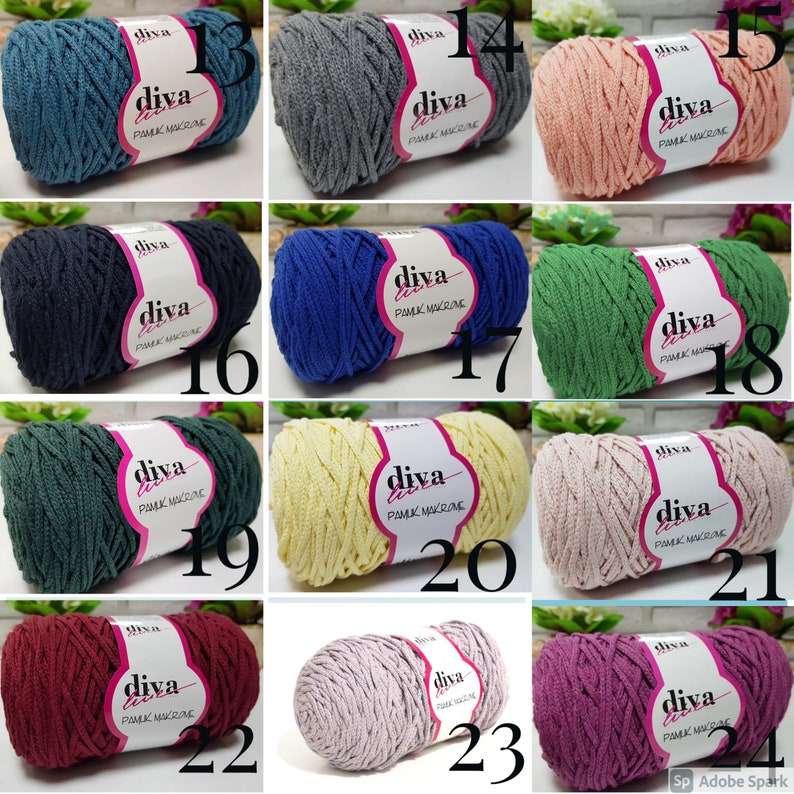 Pu&ograve; includere: Una collezione di 10 gomitoli di lana in vari colori, tra cui turchese, grigio, pesca, blu navy, blu, verde, giallo, rosa, bordeaux e lavanda. Ogni gomitolo ha un'etichetta che dice "diva" e "pamuk makrome".